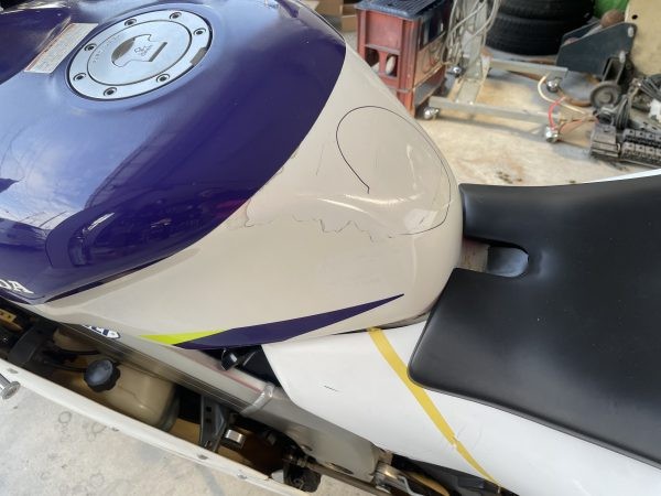 バイク　NSR250タンク　凹み　塗装の割れ　クリヤ剥がれサムネイル