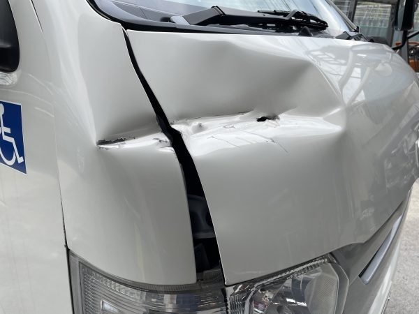 トヨタ　ハイエース　フロント事故修理サムネイル
